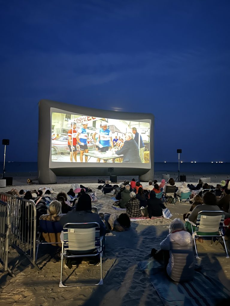 écran géant sur la plage de la baule à la nuit tombée avec du public